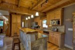 Reel Creek Lodge - Breakfast Bar and Fully Equipped Kitchen 